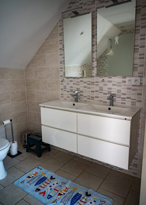 Salle de bain double vasque, avec marchepied